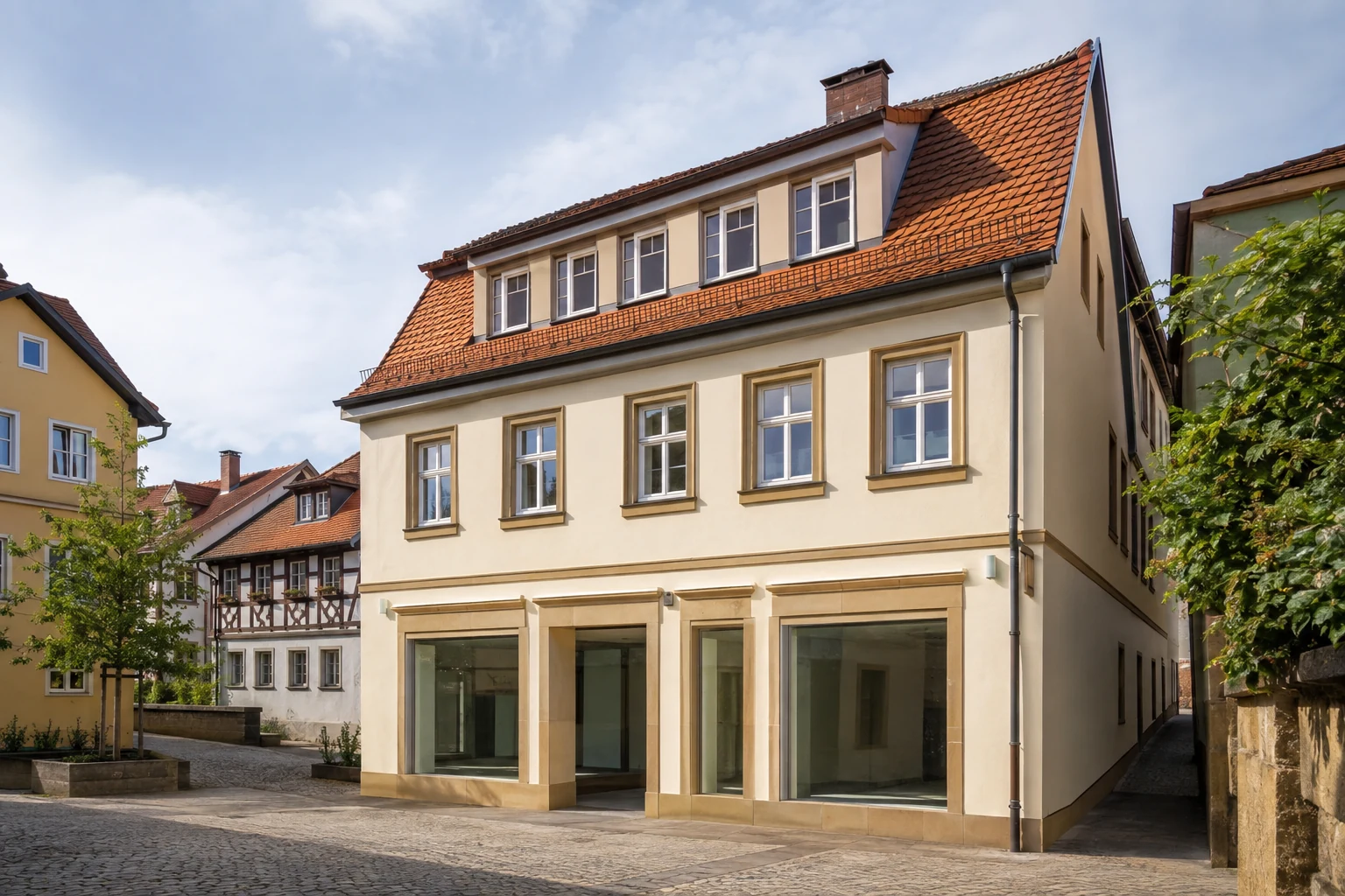 Saniertes Wohn- und Geschäftshaus mit Sandsteindetails im Heidingsfelder Stadtteilzentrum